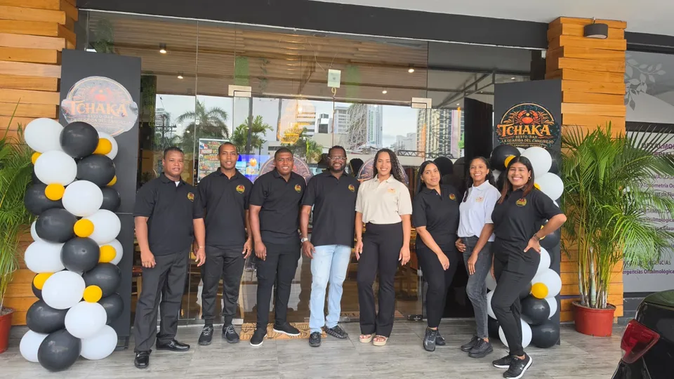 El equipo de T’chaka reunido frente al restaurante